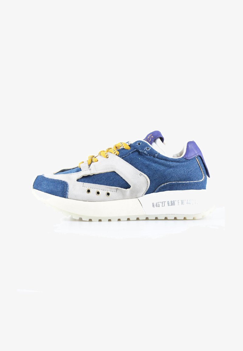 Baskets bleues et grises avec des lacets jaunes, une semelle blanche, un onglet de talon violet et des coordonnées imprimées sur la semelle intermédiaire, présentées sur un fond blanc.