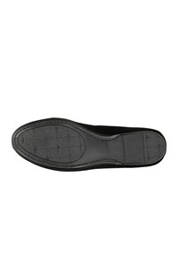 Sole nera della scarpa con un motivo testurizzato caratterizzato da quadrati in rilievo e un bordo liscio. Realizzata in gomma con un bordo cucito.