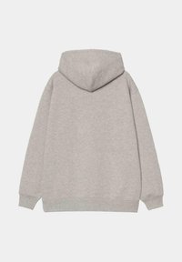Sudadera gris hecha de tela suave, con una gran capucha, mangas largas y un corte relajado. Sin patrones ni acentos visibles.