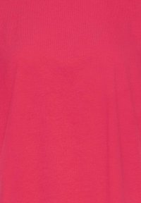 Tissu rouge uni à texture lisse, probablement en coton, présenté en gros plan sans motifs ni objets visibles.