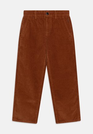 Pantalon en velours côtelé marron avec coupe droite, présentant des lignes verticales subtiles et une fermeture à boutons. Poches avant incluses.