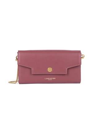 Borsa a pochette in pelle rosa con tracolla in oro, dotata di chiusura a patta e logo in rilievo sulla parte anteriore. Texture liscia e design minimale.