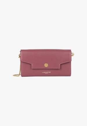 Borsa a pochette in pelle rosa con tracolla in oro, dotata di chiusura a patta e logo in rilievo sulla parte anteriore. Texture liscia e design minimale.