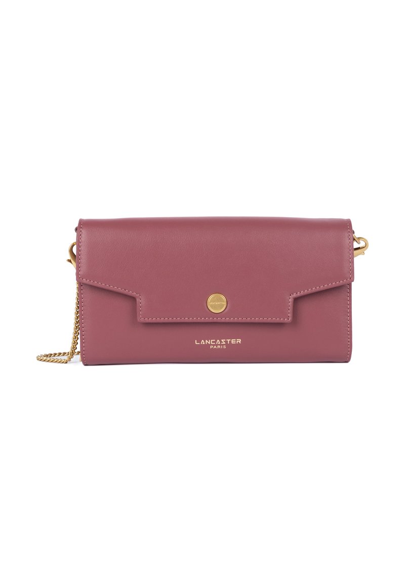 Borsa a pochette in pelle rosa con tracolla in oro, dotata di chiusura a patta e logo in rilievo sulla parte anteriore. Texture liscia e design minimale.