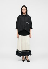 KARL LAGERFELD SIGNATURE POCKET SHIRT - Blusa com botões - black