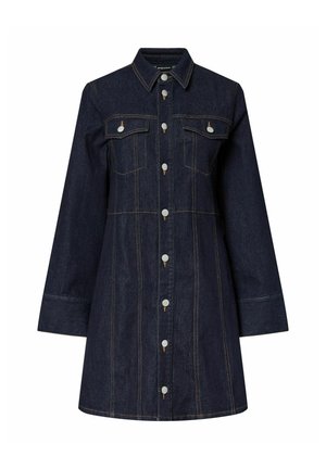 Robe en denim bleu foncé avec des manches longues, fermeture à boutons sur le devant, deux poches à rabat sur la poitrine et couture orange contrastante.