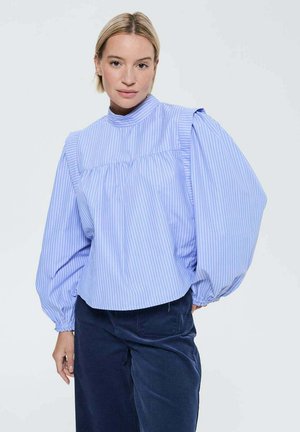 Blouse rayée bleu clair avec un col haut, des manches bouffantes et des détails froncés aux épaules. Fabriquée dans un tissu lisse.