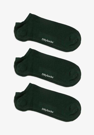 Tres pares de calcetines de tobillo verde oscuro, hechos de una tela suave, con la puntera reforzada y el logo impreso de "DillySocks" en blanco.