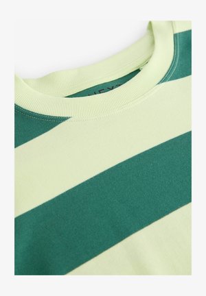 Světle zelená a zelená pruhovaná mikina s ribbed výstřihem a měkkou texturou. Tkanina má hladký povrch a kontrastní barvy.