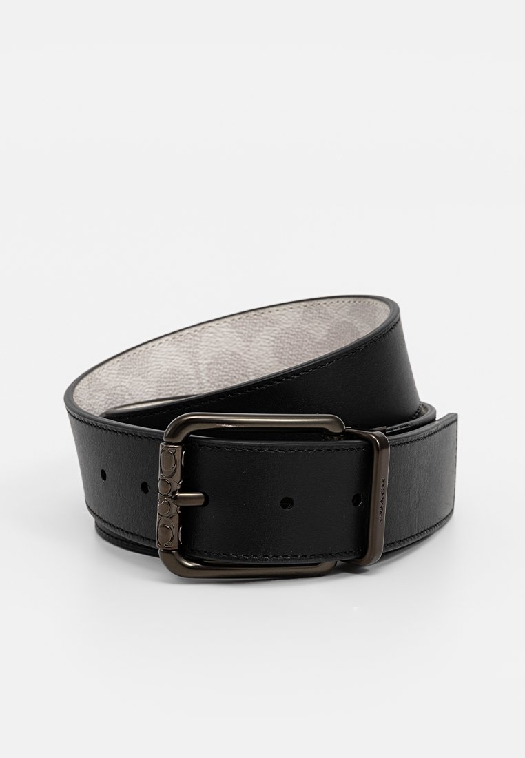 Ceinture en cuir noir avec une texture lisse, dotée d'une boucle en métal au fini sombre. Le côté intérieur présente une doublure à motif subtil.