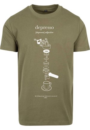 T-shirt vert olive avec dessin au trait blanc des pièces d'une machine à café et texte définissant ""depresso"" comme le sentiment de manquer de café.