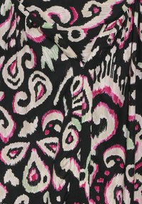 Schwarzer Stoff mit einem wirbelnden Muster in Weiß, Pink und Grün. Das Design umfasst paisleyartige Formen und strukturierte Details.