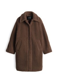 Manteau en polaire marron avec col, manches longues et deux poches avant. Présente un design épuré et minimaliste avec des coutures verticales.