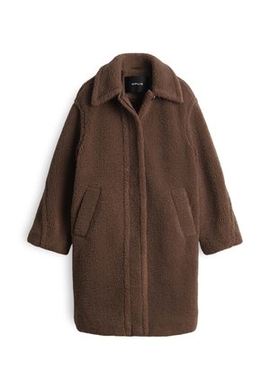 Manteau en polaire marron avec col, manches longues et deux poches avant. Présente un design épuré et minimaliste avec des coutures verticales.