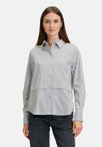 Gestreifte Button-Up-Bluse in Weiß und Marineblau, mit einem kragenförmigen Ausschnitt, langen Ärmeln und einem abgerundeten Saum in lockerer Passform.