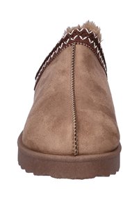 Bruine suède instappers met een gestructureerd oppervlak, voorzien van decoratieve stiksels en een donzige accent van bont langs de bovenkant.