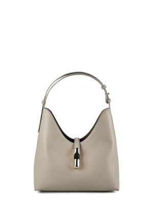 Beige leren handtas met een enkele verstelbare schouderband en een centrale zilveren sluiting, afgebeeld op een witte achtergrond.