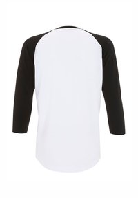 Driekwart mouw shirt met een witte body en zwarte mouwen. De stof lijkt glad met een afgeronde zoom en geen zichtbare versieringen.