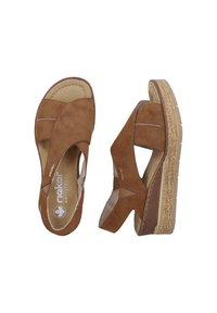 Sandales marron pour femmes à bout ouvert avec brides croisées, semelle intérieure rembourrée et semelle compensée texturée pour un confort et un soutien supplémentaires.
