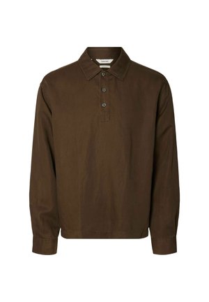 Chemise marron foncé à manches longues avec col, patte de boutonnage trois boutons, ourlet droit et poignets boutonnés sur fond uni.