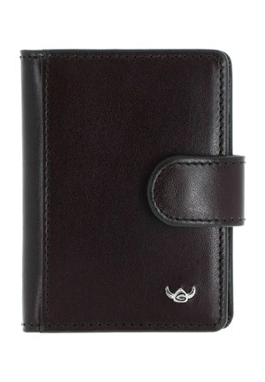 Dunkelbraune Lederbrieftasche mit genähten Kanten und einem Druckknopfverschluss, mit einem kleinen silbernen Emblem in der unteren rechten Ecke.