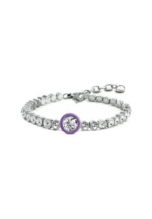 Bracciale argentato con cristalli trasparenti rotondi e una pietra centrale con accento viola. Chiusura regolabile con estensione a catena.