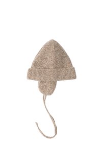 Beige Strickmütze mit spitzem Oberteil und umgeschlagenem Bund. Verfügt über Ohrenschützer mit Bindebändern für einen sicheren Sitz. Strukturiertes Material.