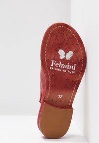 Semelle de chaussure rouge avec coutures visibles, logo papillon, marque "Felmini Falling in Love", taille 37, et talon marron texturé.