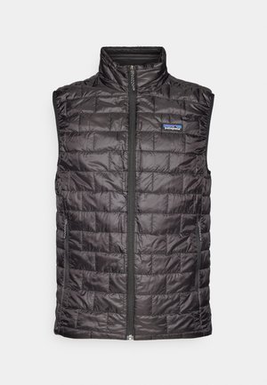 Mustat pehmustetut liivit, joissa on korkea kaulus, reunustettu ompelu, etuvetoketju ja sivutaskut. Rinnassa on Patagonia-logo.