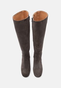 Μπότες μέχρι το γόνατο σε σκούρο γκρι σουέτ με λεία υφή, που διαθέτουν πλαϊνό φερμουάρ και εσωτερική φόδρα σε ανοιχτό καφέ χρώμα.