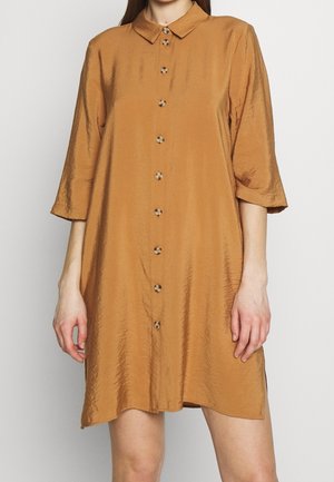 Bruine jurk met knopen en kraag, driekwart mouwen, gemaakt van een glanzende, lichtgewicht stof, voorzien van knopen aan de voorkant en zijsplitten.