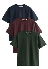 Tres camisetas de cuello redondo apiladas: azul marino, burdeos y verde oscuro. Hechas de algodón, con mangas cortas y textura suave.