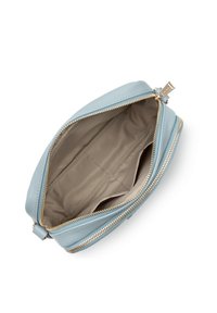 Borsa in pelle blu chiaro con esterno texturizzato, chiusura a zip e hardware dorato. L'interno presenta una fodera liscia color beige e diversi scomparti.