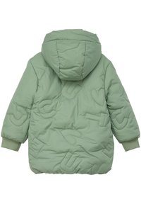 Veste matelassée verte avec capuche, ornée de lettres en relief et de motifs en forme de cœur. Poignets côtelés et texture douce et lisse.