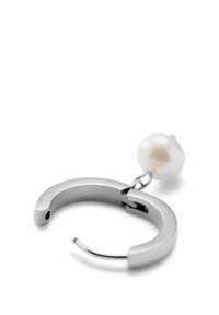 Sølv hoop øredobber med en glanset finish, med en hvit perleakcent festet med en tynn kjede. Glatt, buet form med en liten åpning.