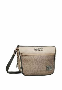 Bolso de hombro beige con superficie texturizada, que combina materiales lisos y con patrón. Correa ajustable y compartimentos con cremallera.