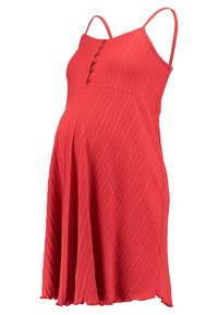 Robe de maternité rouge avec bretelles spaghetti, tissu texturé, détails de boutons sur le devant et silhouette évasée.