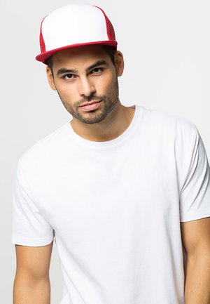 Casquette en maille rouge et blanche avec une visière courbée et un panneau avant blanc uni. Portée avec un t-shirt blanc uni. Design simple et couleurs classiques.