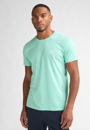 Mintgroen katoenen t-shirt met een ronde hals en korte mouwen, met een klein wit logo op het linkerborstgebied.
