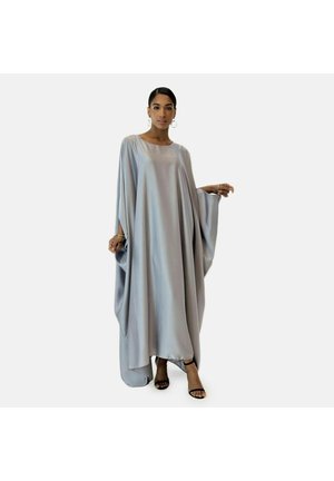 Robe kaftan gris clair en tissu doux, avec une coupe ample et des manches longues, un col rond et des fentes sur les côtés.
