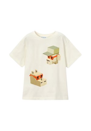 T-shirt bianca a maniche corte con due volti di animali pixellati che indossano occhiali arancioni, uno con un cappello verde, stampata sul davanti.