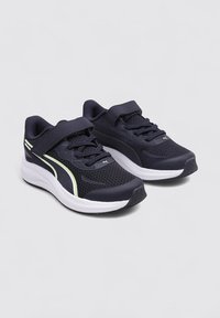 Scarpe da atletica marine in mesh traspirante con colletto imbottito, dotate di una chiusura in velcro, dettagli in verde neon e una suola intermedia bianca.