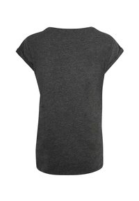 Mørkegrå, løs pasform t-shirt lavet af blødt stof, med rund halsudskæring og rullede korte ærmer, samt en lige skæring i bunden.