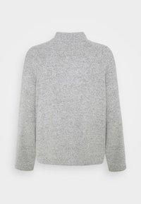 Szary, dzianinowy sweter z wysokim kołnierzem i długimi rękawami. Teksturowana powierzchnia z subtelnym wzorem. Prosty, luźny krój bez ozdób.