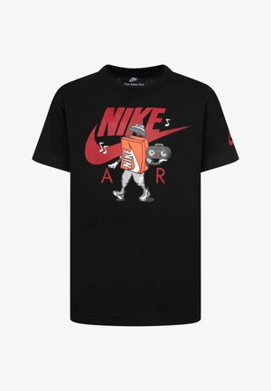 Camiseta negra de algodón con un gráfico de un personaje sosteniendo un boombox y una caja naranja con el texto "Nike". Acentos en rojo del logo de Nike.