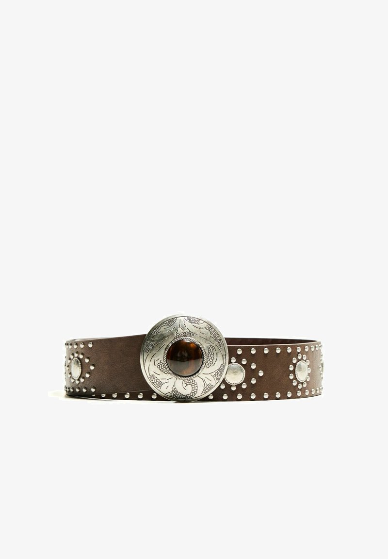 Cintura in pelle marrone con borchie argentate e fibbia circolare in rilievo con una gemma ambra centrale. Texture liscia, decorazioni decorative su tutta la superficie.