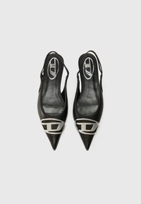 Pantofi slingback din piele neagră, cu vârfuri ascuțite și un accent argintiu în partea din față. Textură netedă și design elegant.
