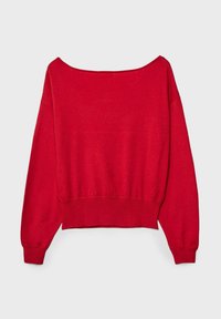 Červený sveter s odhalenými ramenami, dlhými rukávmi, rebrovaným lemom a hladkou textúrou. Jednoduchý dizajn bez vzorov a dekorácií.