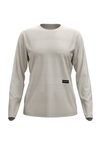 Langärmliges Oberteil aus hellgrauem Stoff mit rundem Ausschnitt, das ein kleines schwarzes Etikett auf der linken Seite nahe dem Saum aufweist. Glatte Textur.