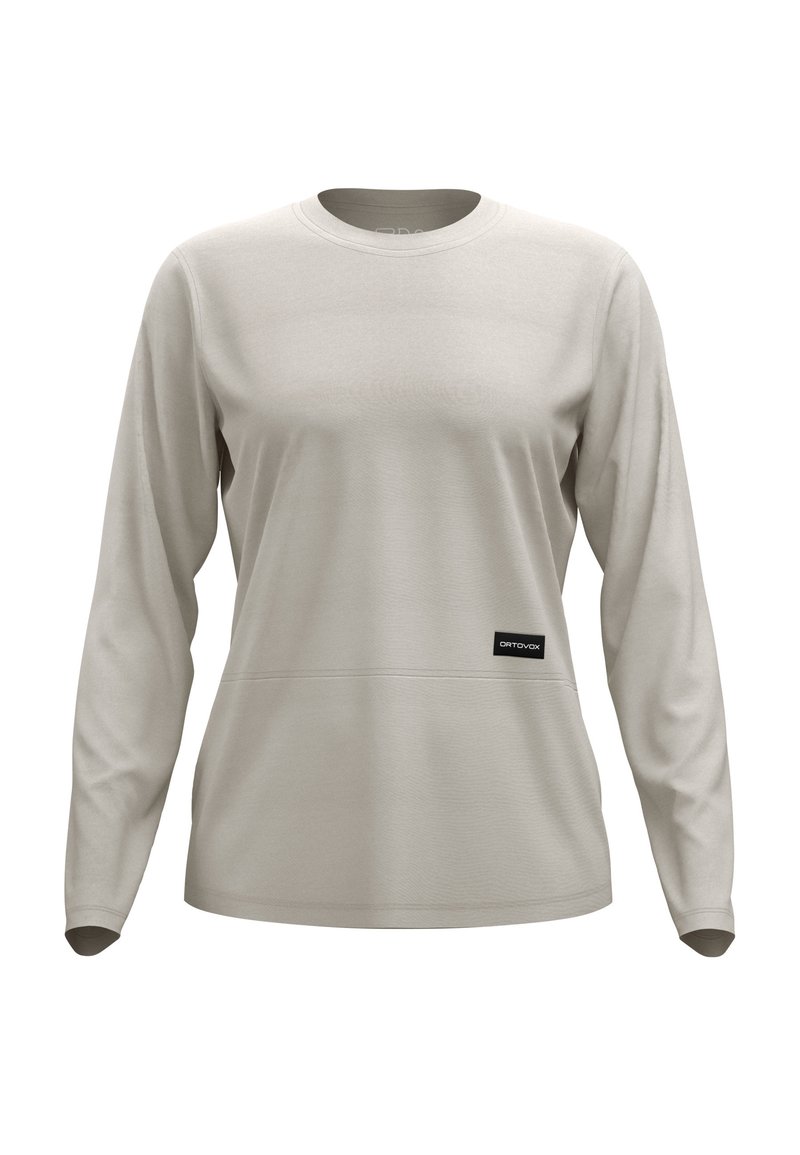 Langärmliges Oberteil aus hellgrauem Stoff mit rundem Ausschnitt, das ein kleines schwarzes Etikett auf der linken Seite nahe dem Saum aufweist. Glatte Textur.